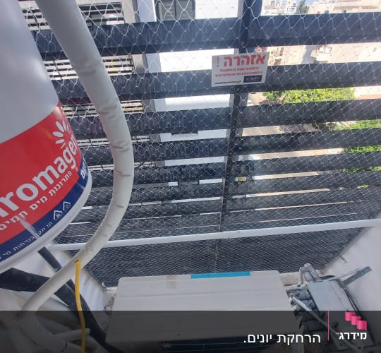 רשת מתכת למניעת כניסת יונים על מרפסת